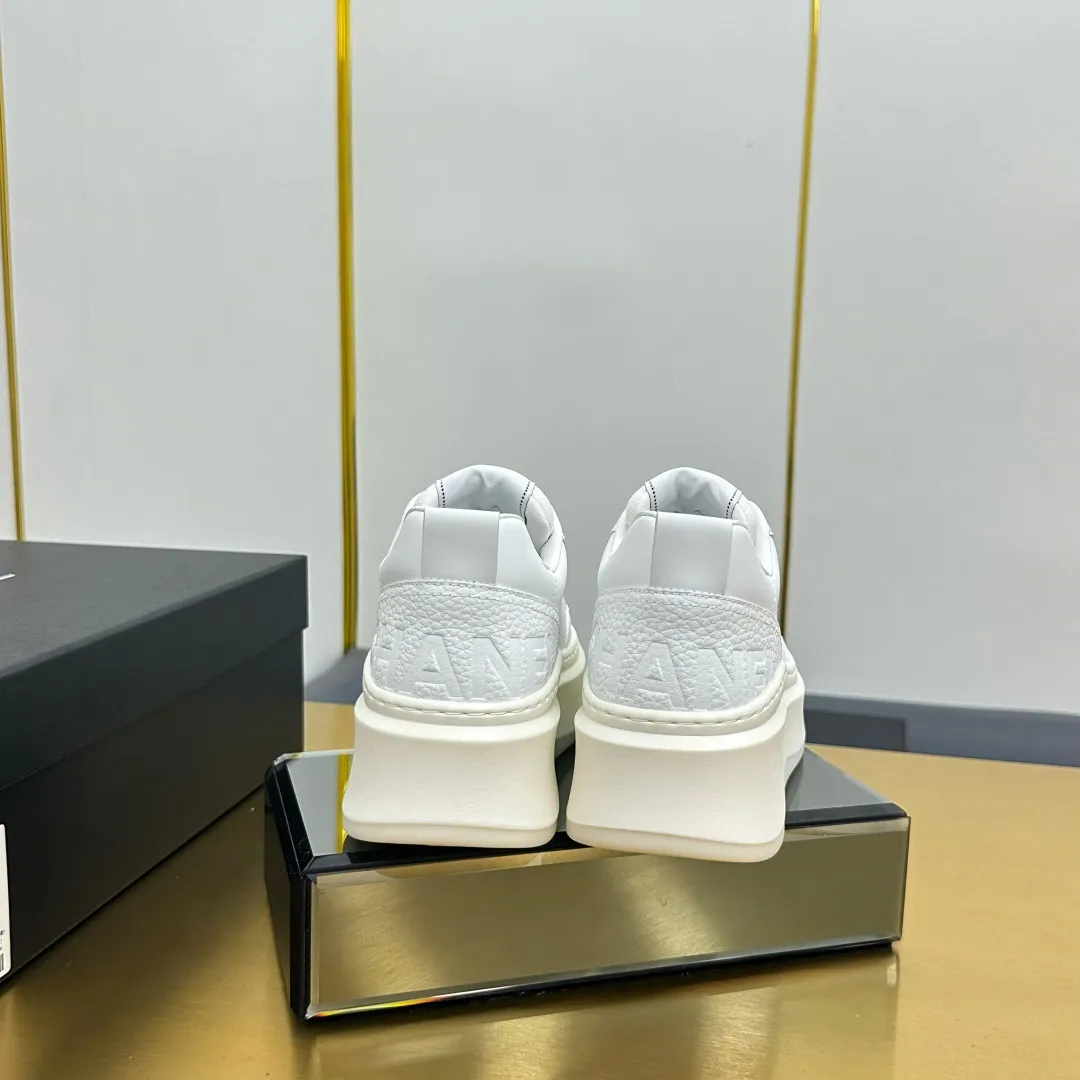 👟👟Ex-factory price 600👟👟 Upgraded version, upgraded version, upgraded version! No rebuttal accepted! ! ! ! Chanel Chanel panda shoes! 2025 counter's top casual sports shoes. This classic design; the upper is electro-embroidered with a variety of techniques; the outsole is fashionable and sporty; the unusual inclusion of a variety of color matching elements... The diversified mix and match is very good-looking and versatile, and can be used for leisure, fashion, sports, and outdoor... ꫛꫀꪝ Go➫ Materials: ❶Upper made of: original imported first-layer silk cowhide + original waterproof cloth + original first-layer cowhide ❷Inner lining: Original Yangli+Net ❸Outsole based on: Original TPU combination outsole Counter boutique packaging complete set for women 35–41 👉 👉